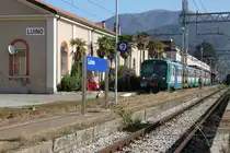S�dliches Flair im Bahnhof Luino am Lago Maggiore mit einem abfahrbereiten FS Triebzug ALe 582