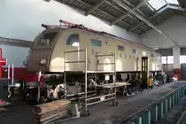 Blick in das kleine Museum,das gleichzeitig auch Depot des Vereins  Associazione Verbano Express  ist.Im Bild die m�chtige(2'Bo)(Bo 2')FS E-Lok E 428 208(1934/43) Luino 21.10.12