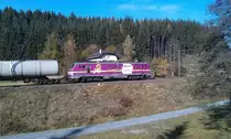 E 37 / 37 027 von Akiem ist am 20.10.2012 mit einem Kesselwagenzug auf der Frankenwaldbahn / s�dlichen Frankenwaldrampe unterwegs. 