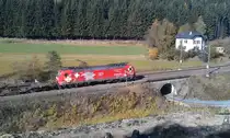 185 142  Edelwei�  ist am 20.10.2012 mit einem gemischten G�terzug auf der Frankenwaldbahn unterwegs. 