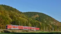 Eines güldenen Herbsttages im Saaletal ist diese RB nahe des Saalfelder Ortsteils Remschütz unterwegs nach Naumburg. (21.10.2012)