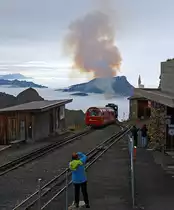 Die Heiz�l befeuerte BRB 12 (Kanton Bern) kommt am 29.09.2012, zum letztenmal an diesem Tag, zum Brienzer Rothorn hinauf, hier bei der Einfahrt in die Bergstation Rothorn Kulm (2.244m �. M.). Christine, Matthias und Heinz machen auch ihre Bilder.