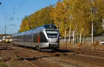 ET 23002 (3-teiliger Stadler Flirt) der Abellio Rail NRW f�hrt am 21.10.2012 von Kreuztal weiter in Richtung Siegen. Er f�hrt die Strecke Essen-Hagen-Siegen (RE 16 Ruhr-Sieg-Express). 