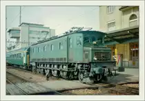 SBB Ae 4/7 mit einem RIC ABüm in Lausanne. Das Bild wurde absichtlich so zugeschnitten, denn die damals schon ältere Ae 4/7 beförderte planmäßige keine Züge mehr die aus solchen Wagen bestanden. Es dürfte sich um eine Überfuhr gehandelt haben.  
(Gescanntes Negativ/März 1994)