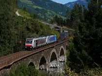 Rpool/LM 186 282 und Rpool/LM 186 106 auf dem Hundsdorfer Viadukt bei Bad Hofgastein am 28.08.12 mit LM-TEC 43125 (M�nchen Ost Rbf - Verona Q.E.)