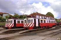 Im Bahnhof Sernada do Vouga warten die Triebwagen 9308 (links) und 9305 (rechts) auf die Abfahrt nach Espinho bzw. Aveiro. W�hrend sich 9308 noch weitgehend im Lieferzustand pr�sentiert, wurde 9305 bereits einer Modernisierung unterzogen, erkennbar an der ge�nderten Teilung der Frontfenster (17. Mai 1988).