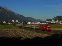 Im letzten Abendlicht zeigte sich am 20.10.12 �BB 1016 007 vor der Kulisse von Schwaz mit dem OIC 864 (Wien Westbf - Bregenz)