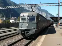 SBB - Re 6/6 11663 und Re 4/4 mit G�terzug bei der einfahrt in den Bahnhof Erstfeld am 20.09.2012