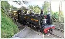 Great Western Nr 8 auf dem Bahn�bergang, der wie eine Sprungschanze wirkt. (04.09.2012)