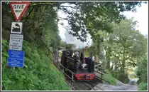In Aberffrwd gibts diesen halsbrecherischen Bahn�bergang und anhand der Kratzspuren ist schon manches Auto h�ngengeblieben, nicht so unser VW-Mietwagen. (04.09.2012)