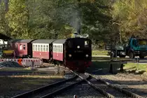 Mit fast zwanzigmin�tiger Versp�tung l�uft 99 5906 - 5 in Alexibad ein. 
P 9852 sollte am 19.10.2012 um 12:23 Uhr nach Gernrode ausfahren.
Zeit der Aufnahme. 12:44 Uhr.