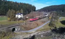 151 086 schiebt am 20.10.2012 einen gemischten G�terzug (gezogen von 185 142) durch den Frankenwald �ber die Frankenwaldrampe. 