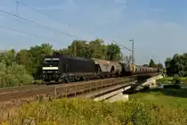 185 572 mit einem Getreidezug am 02.08.2012 bei der �berquerung der Isar in Plattling.