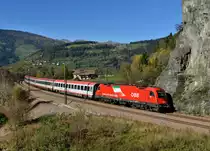 1216 017 mit EC 87 von M�nchen Hbf nach Venezia Santa Lucia am 23.10.2012 unterwegs bei Sterzing.