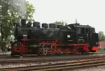  Siesta . W�hrend 99 1777 am Nachmittag des 31.08.2012 am Wasserkran in Radeburg ihren Durst stillt, g�nnt sich auch das Lok-Personal (hinter der Lok) eine kleine St�rkung. Da es sich um ein Lokportrait handelt, geh�ren vielleicht auch ein paar Daten dazu:
Bei der Maschine handelt es sich um eine s�chsische VII K, welche 1953 unter der Fabrik-Nummer 32016 vom VEB Lokomotivbau  Karl Marx  (LKM) in Babelsberg gebaut wurde. Sie verf�gt �ber eine Leistung von 441 KW (600 PS).
Nach dem Zweiten Weltkrieg herrschte bei den S�chsischen Schmalspurbahnen akuter Lokmangel, welcher weniger auf Kriegssch�den, als auf umfangreiche Reparationsleistungen an die Sowjetunion und ein drastisch gestiegenes Transportvolumen bei den Bahnen in Sachsen zur�ckzuf�hren war. Deshalb wurde das LKM Babelsberg mit der Entwicklung einer leistungsf�higen Neubau-Dampflok beauftragt. Diese Neuentwicklung beruhte jedoch im Wesentlichen auf den Konstruktionspl�nen der BR 99 73-76, wie sie in den zwanziger und drei�iger Jahren des letzten Jahrhunderts gebaut wurden. Von der Neubau-Maschine wuren von 1952-57 insgesamt 24 Exemplare geliefert, wozu auch die oben zu sehende Maschine geh�rt.
F�r die heutigen Personenzugfahrten mag die Maschine sicher etwas �berdimensioniert wirken, jedoch war in der damaligen Zeit diese Leistungsf�higkeit dringendst erforderlich, da auch schwere G�terz�ge, vor allem im Rollbock- und Rollwagenverkehr bef�rdert werden mu�ten. Heute greift man bei der SDG auf diese Maschinen zur�ck, weil man an der Dampftraktion gl�cklicherweise festhalten will und von dieser Baureihe eben noch gen�gend Exemplare zur Verf�gung stehen. Aber selbst heute kommen diese Loks noch gelegentlich in die Situation, schwere Z�ge bef�rdern zu m�ssen. So war ich z.B. 2011 bei der Wei�eritztalbahn in einem Zug unterwegs, welcher aus 12 (!) vollbesetzten Wagen bestand und von nur einer einzigen Maschine dieser Bauart durch den Rabenauer Grund nach Dippoldiswalde gezogen wurde. Die Maschine dann auf der Steigung von Seifersdorf nach Malter hinauf arbeiten zu h�ren und zu sehen war ein Ohren- und Augenschmaus!!