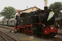 Frisch gest�rkt begeben sich am Nachmittag des 31.08.2012 Maschine 99 1777 nebst Personal an das hintere Ende des im Bahnhof Radeburg wartenden Zuges, um ihn kurz darauf zur�ck zum Ausgangsbahnhof Radebeul-Ost zu bringen.