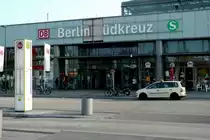 Auch wenn man am Busumsteiger  am 21.10.2012 gegen 10:10 Uhr gem�tlich in der Herbstsonne einen Kaffee genie�en konnte , kann der Bahnhofsvorplatz von
...�dkreuz die DB-Neubau-Tristesse nicht verleugnen.