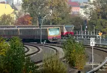 Am nordweslichen Bahnhofsvorfeld des Umsteigebahnhofes  Berlin S�dkreuz f�hrt gerade S 42  Richtung  Ring  ein, w�hrendessen der Tfz F�hrer  von S 45 nach Sch�neweide neben der S-Bahn die Sonne genie�t.  21.10.2012  10:01 Uhr