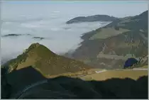 Kleine Bahn in einer grandiosen Landschaft: Ein Rochers de Naye Zug auf dem Weg ins Tal auf der Krete bei Jaman, kurz vor der Wasserscheide zwischen Rhein und Rh�ne.
25. Okt. 2012