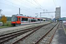 ABe 4/12 62 bei Ausfahrt in Lohn-L�terkofen. Dies ist mittlerweile der letzte noch nicht umgebaute ABe 4/12 Pendel. Alle anderen sind nun Orange, 26.10.2012.