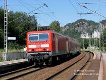 Eine S1 Mei�en Triebischthal - Sch�na f�hrt in den Bf Kurort Rathen ein.