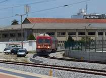 Triebwagen 9630 f�hrt am 15.05.2006 von Sernada do Vouga kommend in den Bahnhof Avairo ein. 1991/92 wurden 7 St�ck dieser diesel-elektrischen Triebwagen f�r das Schmalspurnetz um Porto angeschafft, sie sind umr�stbar als ET f�r Oberleitungsbetrieb.