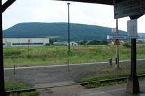 Reisendensicherung im Bahnhof Grimmenthal! Man h�lt es f�r einen schlechten Scherz, aber es ist Realit�t. Die Kette soll die Reisenden daran hindern vom Bahnsteig 1(im Vordergrund) zum Bahnsteig 2(im Hintergrund) zu gelangen!!! Bei Zugkreuzungen (finden �brigens st�ndlich statt) f�hrt der erst einfahrende Zug nach Gleis 1 ein, anschlie�end h�ngt das Zugpersonal die Kette aus. Nun d�rfen die Reisendenen den Bahnsteig 2 betreten... Ist der Gegenzug im Gleis 2 eingefahren, steigt dort wiederum das Zugpersonal aus und h�ngt die Kette wieder ein. Wir schreiben das Jahr 2006 und das ist Bahnalltag in Deutschland bzw. S�dth�ringen! Traurig... traurig...