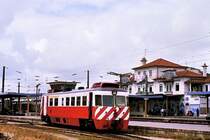 Triebwagen 9301 f�hrt in den Bahnhof von Aveiro ein (17. Mai 1988). Am Bahnhofsgeb�ude sind deutlich die Azulejos, die ber�hmten blauen Kacheln, zu erkennen.
