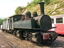 Lok E 164 in Tua (12. Mai 1988). Jahrelang stand sie nach dem Ende der Dampftraktion im Freien abgestellt, bis sie der schweizerische Verein  La Traction  erwarb und betriebsf�hig aufarbeiten lie�. Heute steht sie f�r Sonderfahrten auf den meterspurigen Stecken der Chemins de fer du Jura (CJ) zur Verf�gung. Mehr dazu in der Kategorie Schweiz / Galerien / Sonstiges.