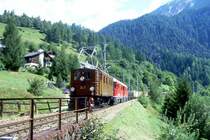 RhB G�terzug 5346 von Pontresina nach Landquart mit 3-fach-Traktion am 27.08.1998 Einfahrt Filisur mit E-Lok Ge 4/6 353 - Ge 4/4II 633 - Ge 4/4II 626 - Rpw 8275 - Rpw 8271 - Lbv 7859 - Haikqy 5165 - Haikqy 5174 - Haikv 5129 - Haikv 5110 - Gakv 5408 - Gbkv 5521 - Lbv 7852 - Kw 7501 - Kw 7503 - Fb 8520. Hinweis: die Ge 4/6 353 wurde in Filisur f�r einen Extrazug ben�tigt, gescanntes Dia
