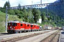 RhB G�terzug 5346 von Pontresina nach Landquart am 27.08.1998 in Filisur mit E-Lok Ge 4/4II 633 - Ge 4/4II 626 - Rpw 8275 - Rpw 8271 - Lbv 7859 - Haikqy 5165 - Haikqy 5174 - Haikv 5129 - Haikv 5110 - Gakv 5408 - Gbkv 5521 - Lbv 7852 - Kw 7501 - Kw 7503 - Fb 8520. Hinweis: gescanntes Dia
