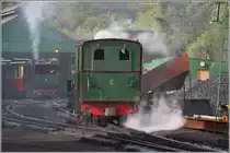 Dampflok Nr 6 und 4 nebeln das Depotgel�nde in Llanberis ein. (06.09.2012)