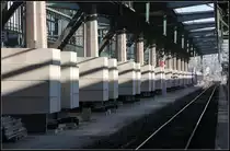 Damit das Dach nicht wegfliegt - 

Durch den Abbruch der Seitenflügel hat das Dach des Stuttgarter Hauptbahnhofes an Stabilität verloren. Bei einem starken Sturm könnte es wegfliegen, da es jetzt mehr dem Wind ausgesetzt ist und durch die fehlenden Gebäudeteile auch nicht mehr richtig ausgesteift ist. Ab Windstärke 8 müsste der Bahnhof geschlossen werden. Mit diesen Betonblöcken an Gleis 8 wird das Dach beschwert und ausgesteift. 

31.10.2012 (M)