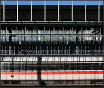 Alles gerastert - 

Seit die Glasscheiben aus dem Bahnhofsdach entfernt wurden, ergeben sich ganz neue Licht- und Schattenspiele im Stuttgarter Hauptbahnhof. Die Rasterfassade des Bankgebäude dahinter passt auch noch dazu. 

31.10.2012 (M)