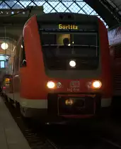 19:56 Uhr am 18:04.2012 wartet  612 019 in Dresden Hbf  auf die Ausfahrt nach G�rlitz.