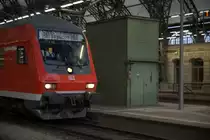 Man findet sie wohl nur noch auf  unsanierten , gr��eren bis  gro�en Bahnh�fen, die markanten Aufzugsh�uschen, die meistens an 2 Seiten ein Doppeltor hatten.
Dresden Hbf. 18.04.2012   19:53 Uhr 