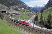 Re 4/4 11349 + Re 620 074 mit einem KLV Zug am 25.04.2012 bei Wassen.