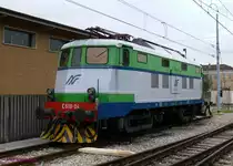 Altbauelektrolok E610 04 der FNM in Seveso. Die Lok wurde 1949 bei E. Breda in Mailand gebaut. Auch wenn die vierachsige E610 optisch den FS-Loks aus dieser Zeit sehr �hnelt und nat�rlich auch unter 3000V Gleichspannung f�hrt, so wurde die Reihe E610 doch nur f�r die FNM und nicht f�r die FS gebaut.

Seveso

2012-06-04