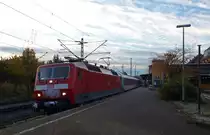120 143-3 stand am 27.10.2012 mit einem Autoreisezug aus dem S�den in Hamburg-Harburg vor rotem Signal.