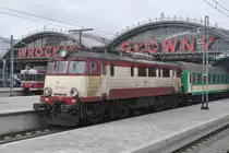 WROCŁAW (Woiwodschaft Niederschlesien), 10.10.2012, EP07-1013 vor einem IC im Bahnhof Wrocław Główny
