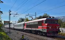 S� 363-015 zieht LkW-Zug durch Maribor-Tabor Richtung Norden. /30.10.2012
