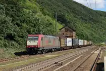 185 600-4 mit einem Containerzug in Kaub am 22.07.2012
