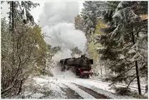 Die Ölgefeuerte 41 018 (042 018-2) fährt mit dem Erzleerzug SGAG 48483 am 28.10.2012 von Attnang-Puchheim nach Braunau. Hier bei der Ausfahrt aus dem Hausrucktunnel.