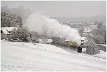 Die Ölgefeuerte 41 018 (042 018-2) fährt mit dem Erzleerzug SGAG 48483 am 28.10.2012 von Attnang-Puchheim nach Braunau. Hier bei der Ausfahrt aus Attnang-Puchheim.