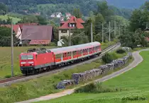 Trabanten-Alarm auf der Murrbahn: 143 201 hatte am 9. August die Aufgabe, eine aus drei n-Wagen gebildete RB nach Backnang zu bef�rdern, als ich sie in Schlei�weiler aufnahm. Die Kurzpendel Backnang - Schw�bisch Hall-Hessental waren eine Folge der Bauarbeiten auf der Murrbahn und wurden von den Baureihen 110 und 143 gefahren. Mit dem Ende der Sommerferien in Baden-W�rttemberg entfielen sie wieder.