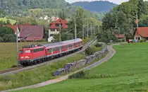 Oldie-Alarm auf der Murrbahn: Mit den Bauarbeiten im Sommer 2012 f�hrte man auf der Murrbahn einen Kurzpendel zwischen Backnang und Schw�bisch Hall-Hessental ein. Dabei kamen abwechselnd eine 110 oder eine 143 zum Einsatz. Besonders ersterer konnte ich nicht widerstehen und holte so nach, was ich lange vers�umt habe: ein Foto einer 110 vor einem planm��igen Regionalzug auf der Murrbahn. Konkret wurde es 110 416-5, die ich am 9. August 2012 in Schlei�weiler aufnahm. Besten Dank auch an die diensthabende Fotowolke...
