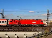 �BB Taurus III 1216 239 (ES64U4)  nahe dem Hauptbahnhof Prag am 31.10. 2012. (Weltrekord 357km/h)