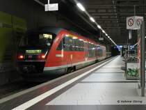 Normalerweise fahren Wendez�ge bestehend aus einer Doppelstockeinheit und einer mit Notbrems�berbr�ckung ausgestatteten Baureihe 143 als S2 in die unterirdische Station Dresden-Flughafen. Am 25 .07.2006 musste wegen Problemen mit der T�rsteuerung DESIRO 642 638 aushelfen.
