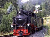 99 772 mit Personenzug aus Cranzahl f�hrt am 26.07.2006 am Hp 
Neudorf (Erzgeb) ein. 