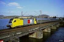 Dispo-Lok ES 64 U2-046 mit einem Zug der RB 40 Hagen - Essen ( Ruhr-Lenne-Bahn ) auf der Ruhrbr�cke in Wetter (13. M�rz 2006).